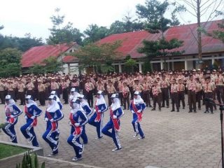 Baris Berbaris di depan peserta pramuka
